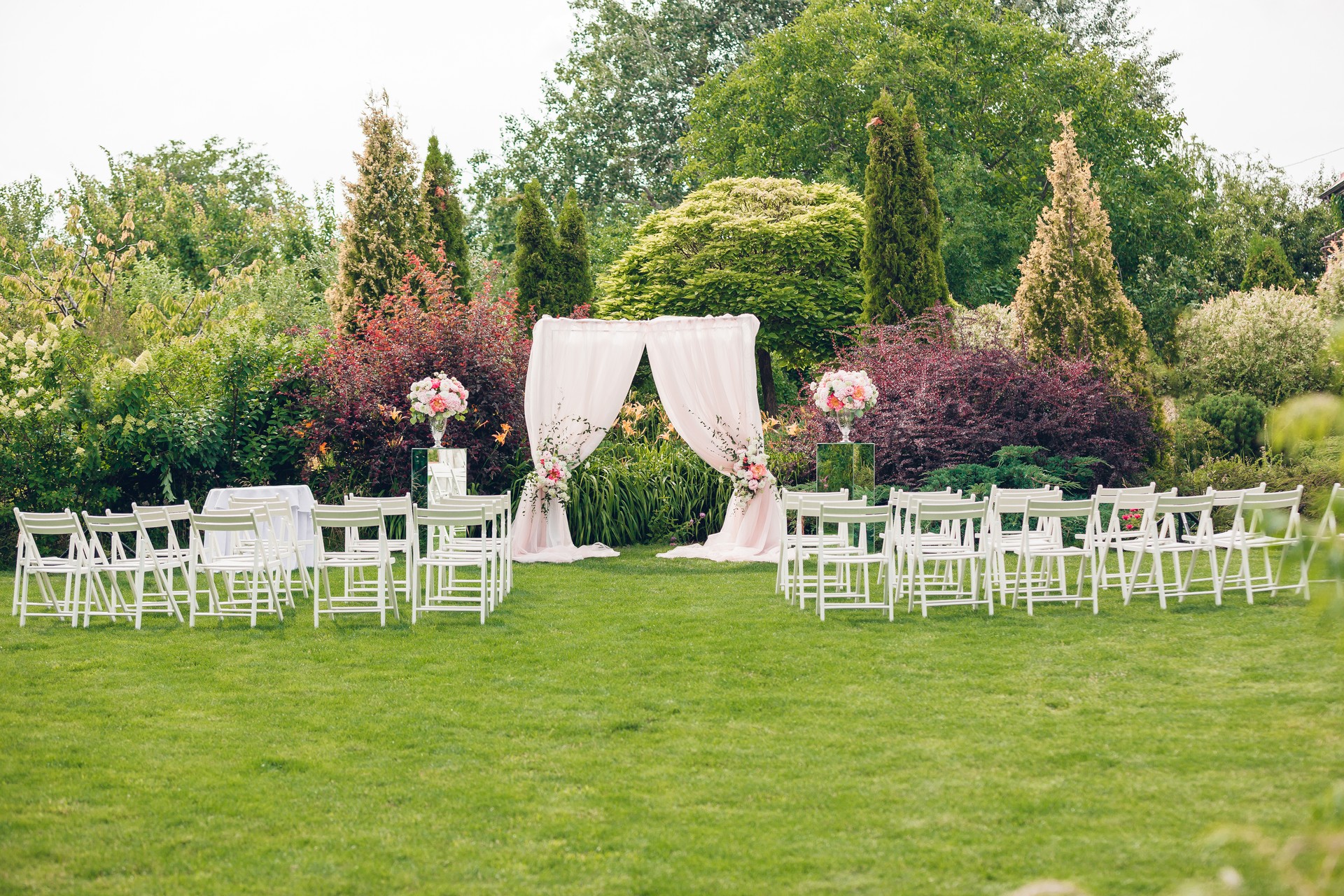 Arch and chairs for the wedding ceremony